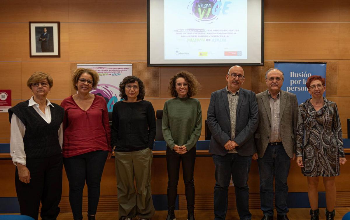 Foto de familia durante la presentación del proyecto en la Universidad de Murcia. | ASOCIACIÓN COLUMBARES