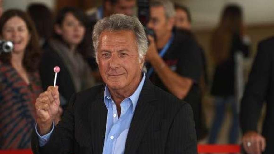 Dustin Hoffman exhibe en San Sebastián un chupa chups. / efe