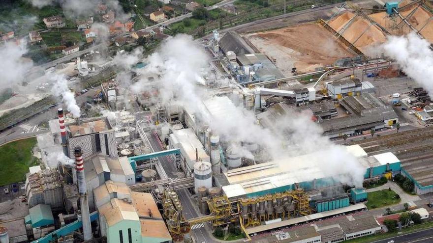 Una vista aérea del complejo industrial de Ence en Lourizán. // Rafa Vázquez