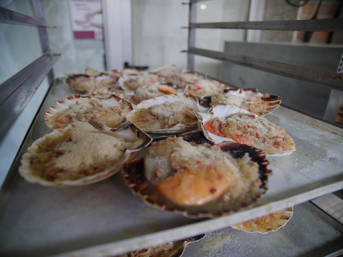 Vieiras listas para entrar en el horno.