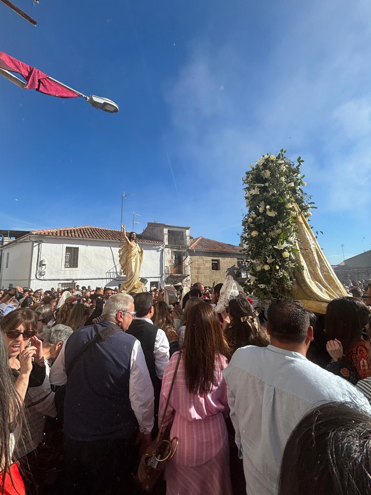 FOTOGALERÍA | El municipio cacereño de Zarza la Mayor se vuelca con el Domingo de los Tiros