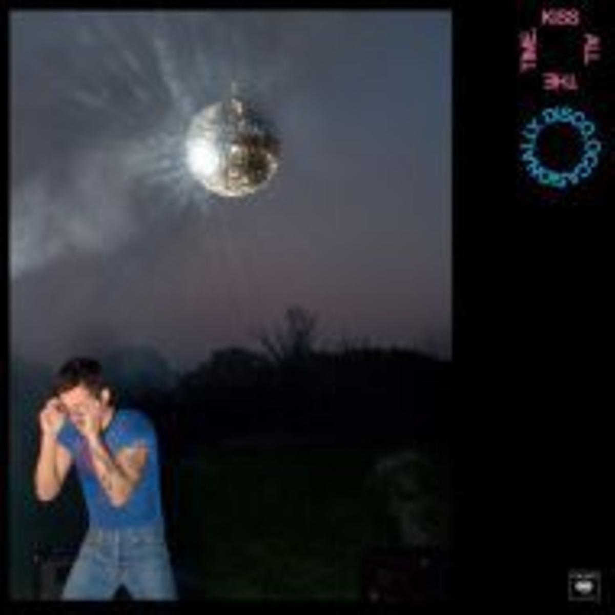 Harry Styles balla en la foscor