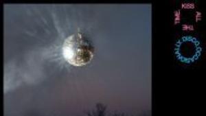 Harry Styles balla en la foscor