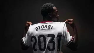 Otorbi mira al futuro tras renovar con el Valencia: "Aguirre me ha dado mucha confianza"
