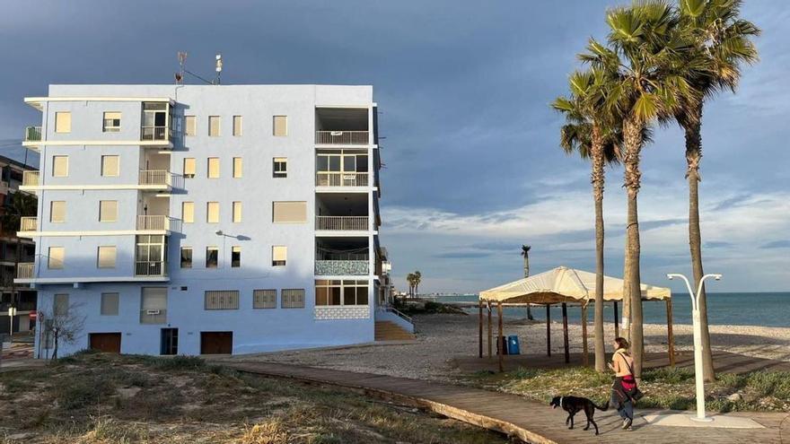 Nules abre la vía legal para defender el bloque de 16 viviendas de la playa