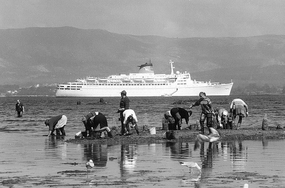 Marsicadoras faeando ante el buque Albatros en Vilaxoán sin datar