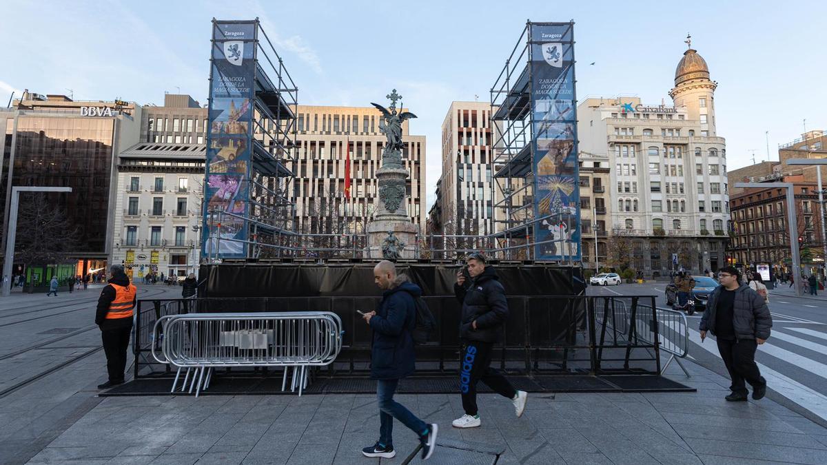 El escenario de plaza España durante su montaje este viernes