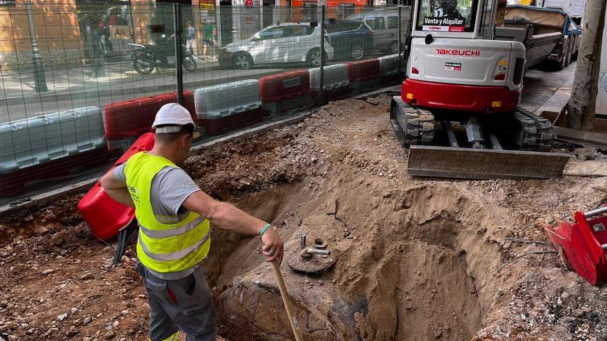 Comienzan los trabajos para retirar el depósito de la gasolinera Repsol de la calle Sant Miquel