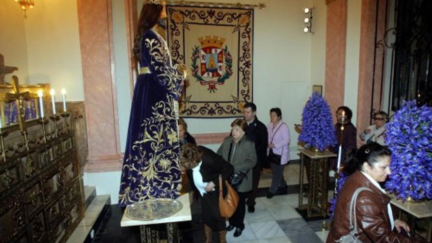 Besapie del Cristo de Medinaceli en Cartagena