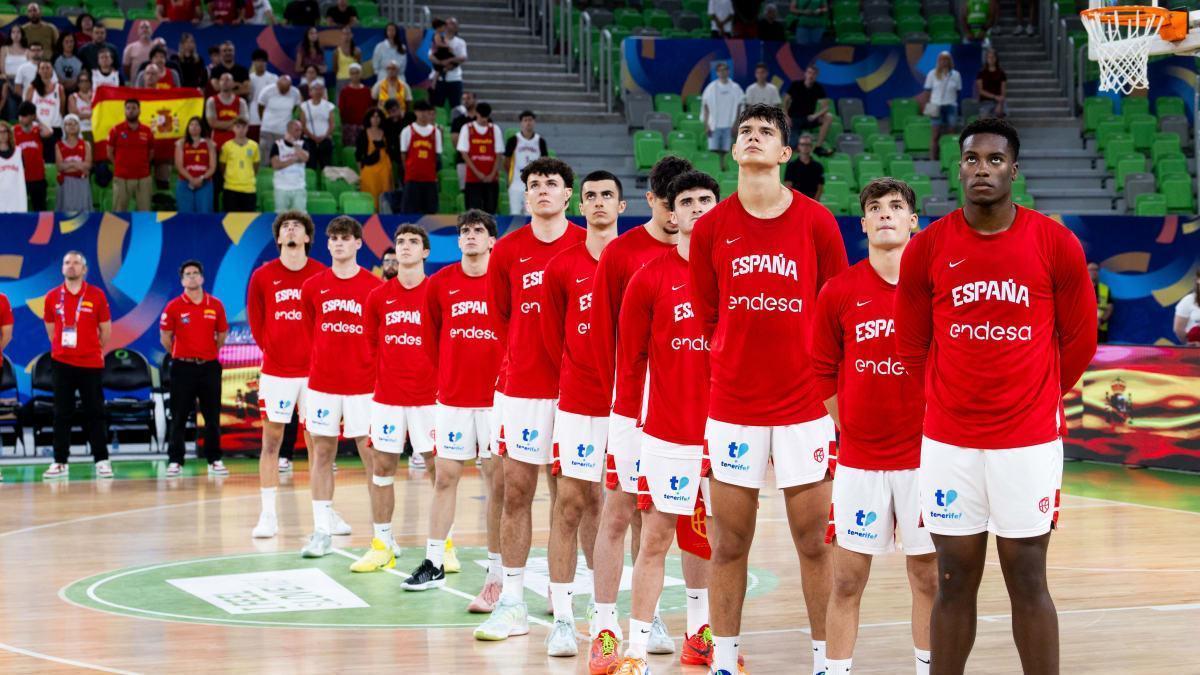 La selección española escucha el himno antes del partido de semifinales contra Serbia, con Jorge Arias sexto por la derecha.