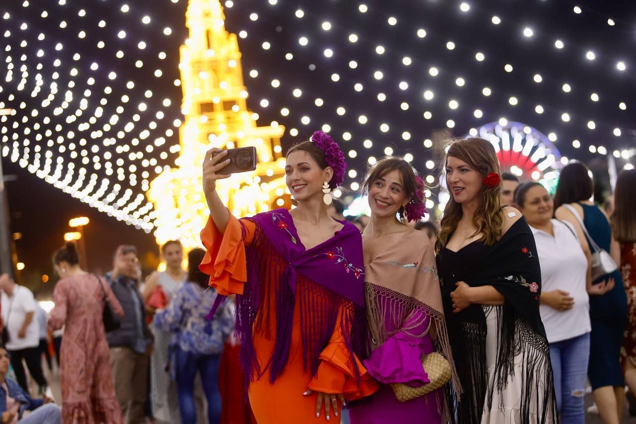 El Arenal se anima desde primera hora en el día del inicio de la Feria de Córdoba