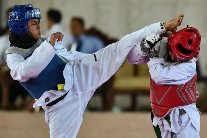 Mujeres indonesias compitiendo en un torneo local de taekwondo en Banda Aceh.