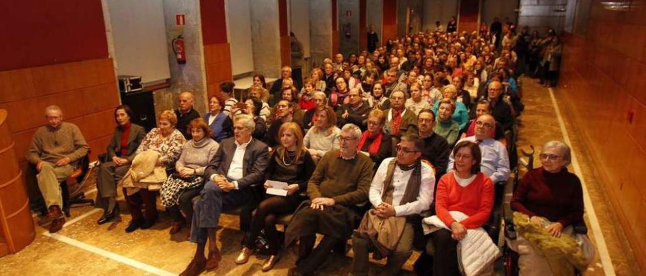 El público llenó ayer el auditorio del Areal para seguir la conferencia. // José Lores