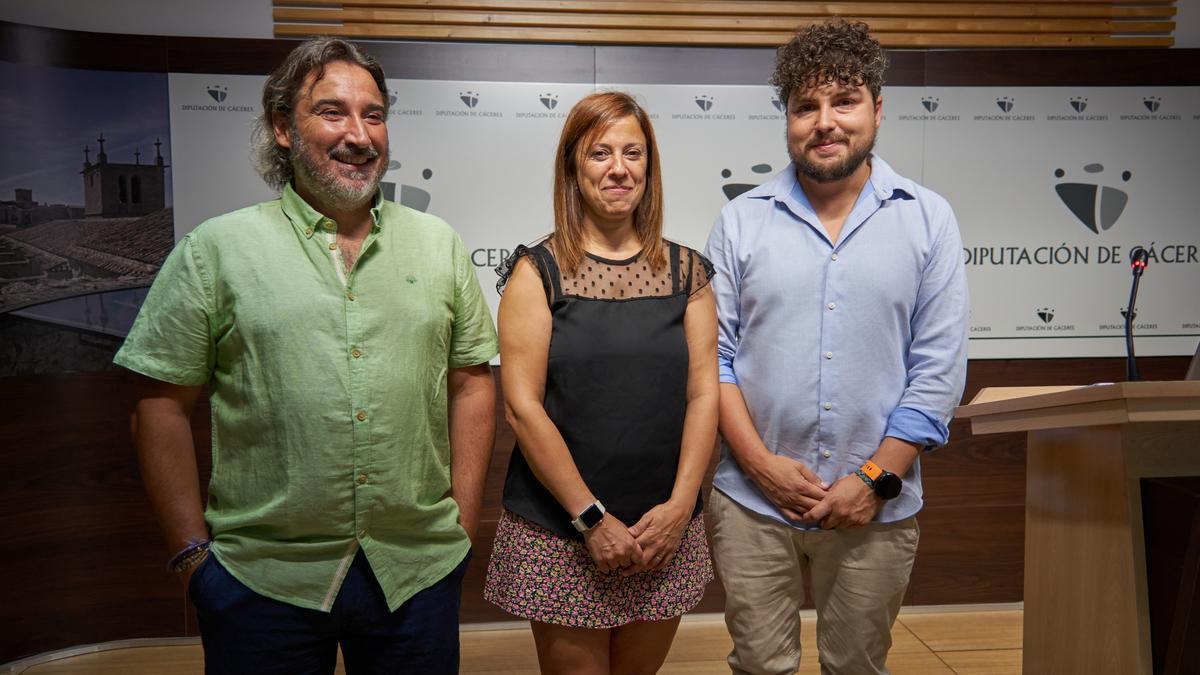 Astroturismo. Patricia Valle junto a José Jiménez y Gabriel Sáez, realizadores de la guía y el visor.