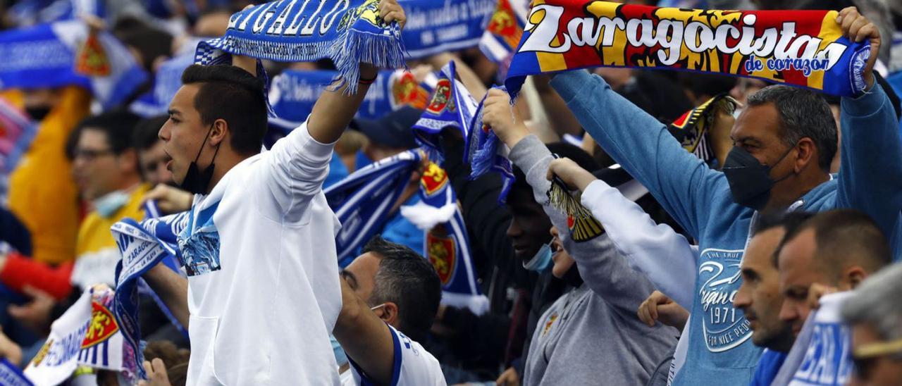 Aficionados animando al Real Zaragoza en el partido contra el Girona.