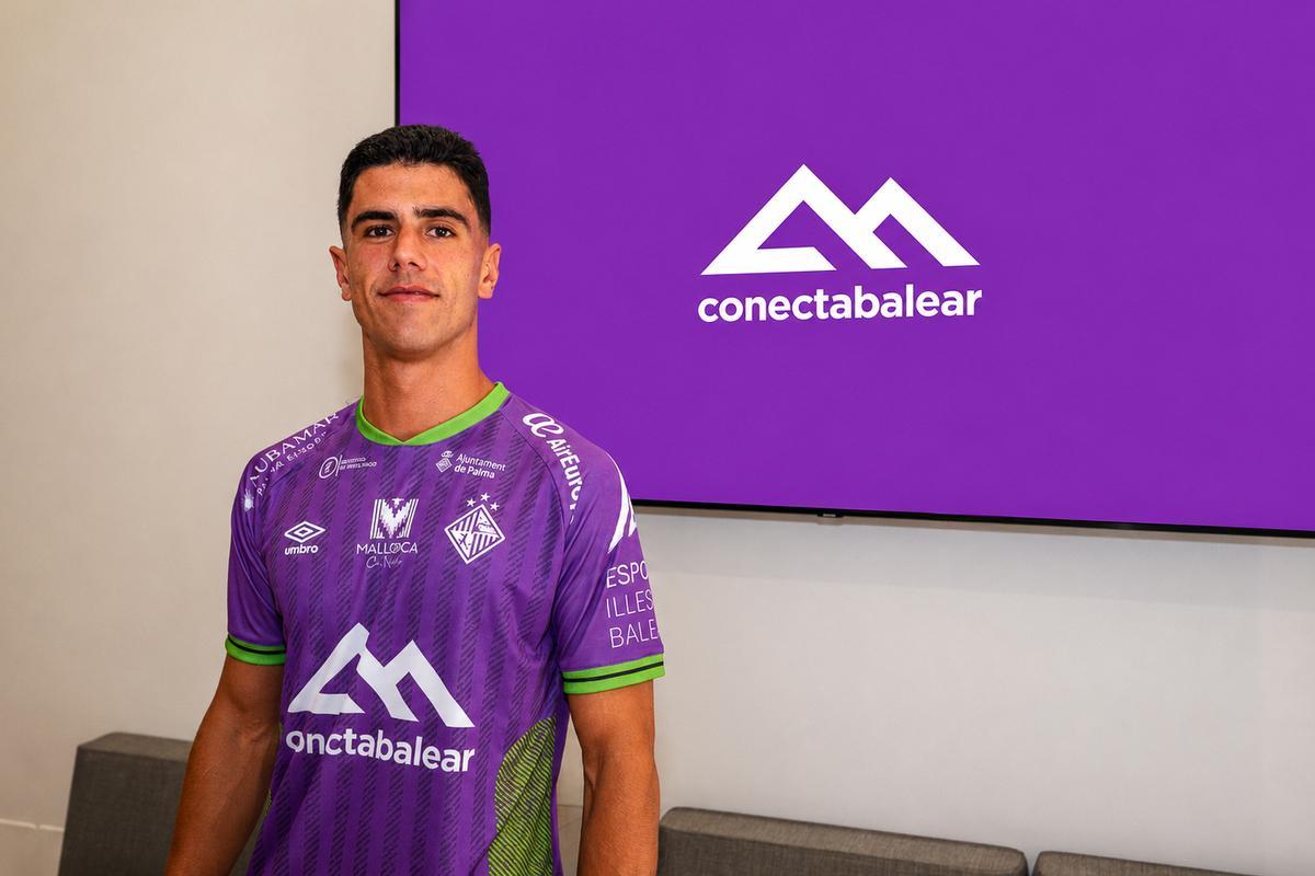 Carlos Gómez posa con la segunda equipación del Palma Futsal.