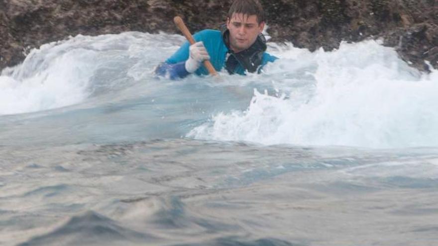 peligro Tras un golpe de mar, Abraham Mazuelas, combate contra las olas que le asaltan cuando intentaba cavar una piña de percebes. | illán garcía