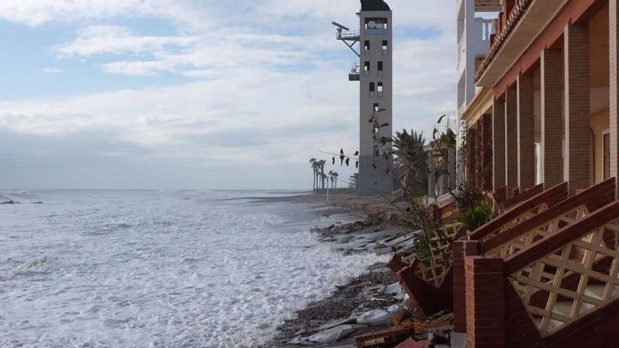 El temporal 'Blas' ataca al litoral de Castellón y destruye los accesos de las 'casetes' en Nules