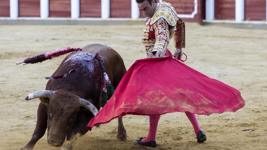 El diestro Enrique Ponce en su faena con la muleta durante el cuarto festejo de la Feria de la Virgen de San Lorenzo, en Valladolid, con toros de Miranda y Moreno.