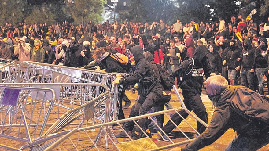 El ple de Girona exigeix la &quot;llibertat immediata&quot; dels CDR empresonats