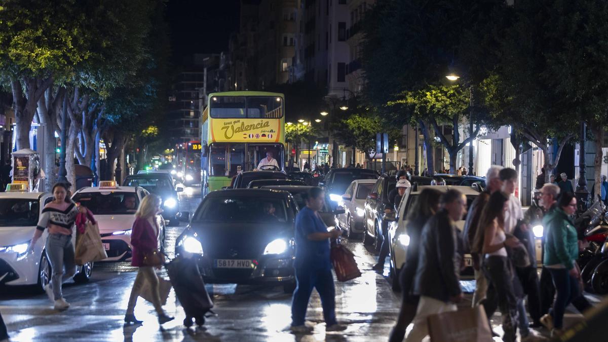 Tráfico en la calle Colón tras la apertura de un segundo carril para el coche privado.