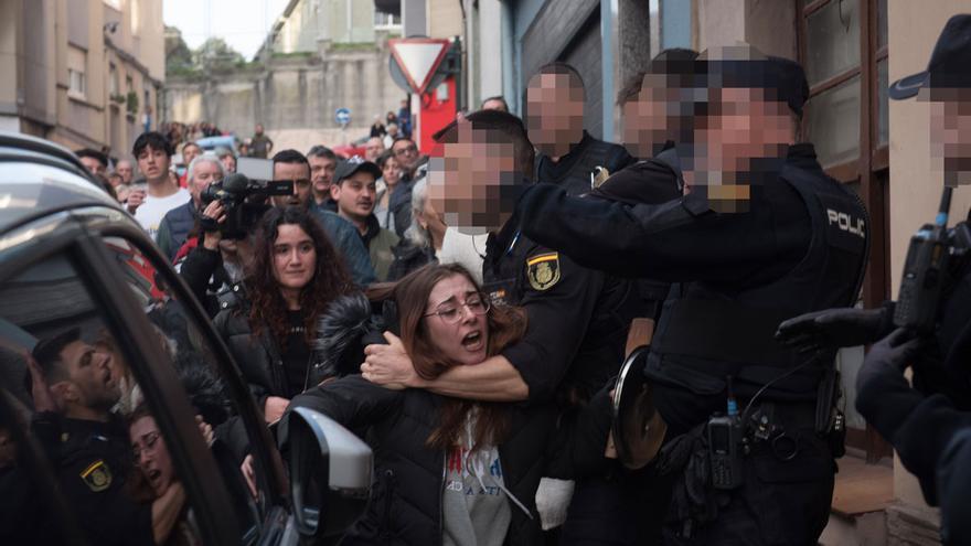 La presión vecinal expulsa a ocupantes de un narcopiso de Monte Alto tras horas de protesta