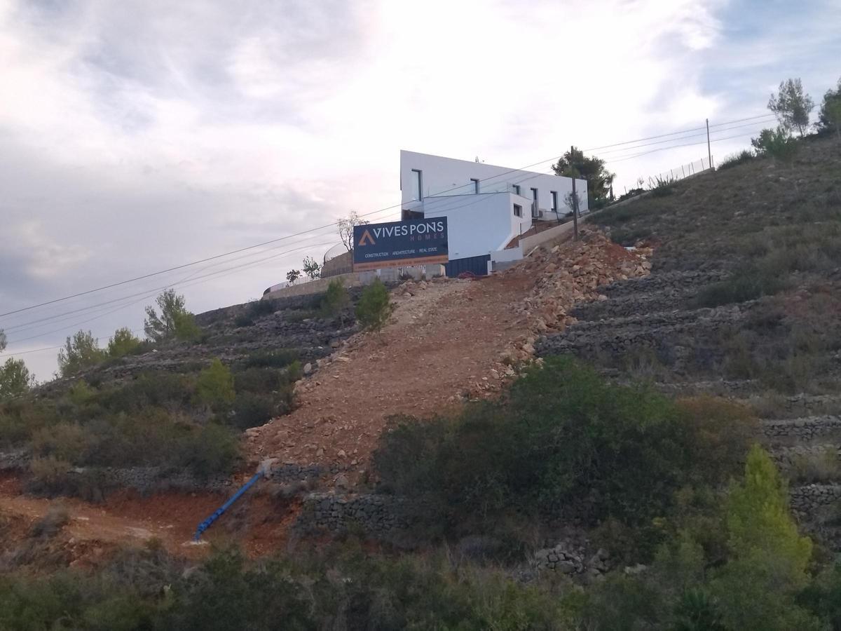 La lengua de tierra y piedras que sepulta los márgenes de "pedra seca"