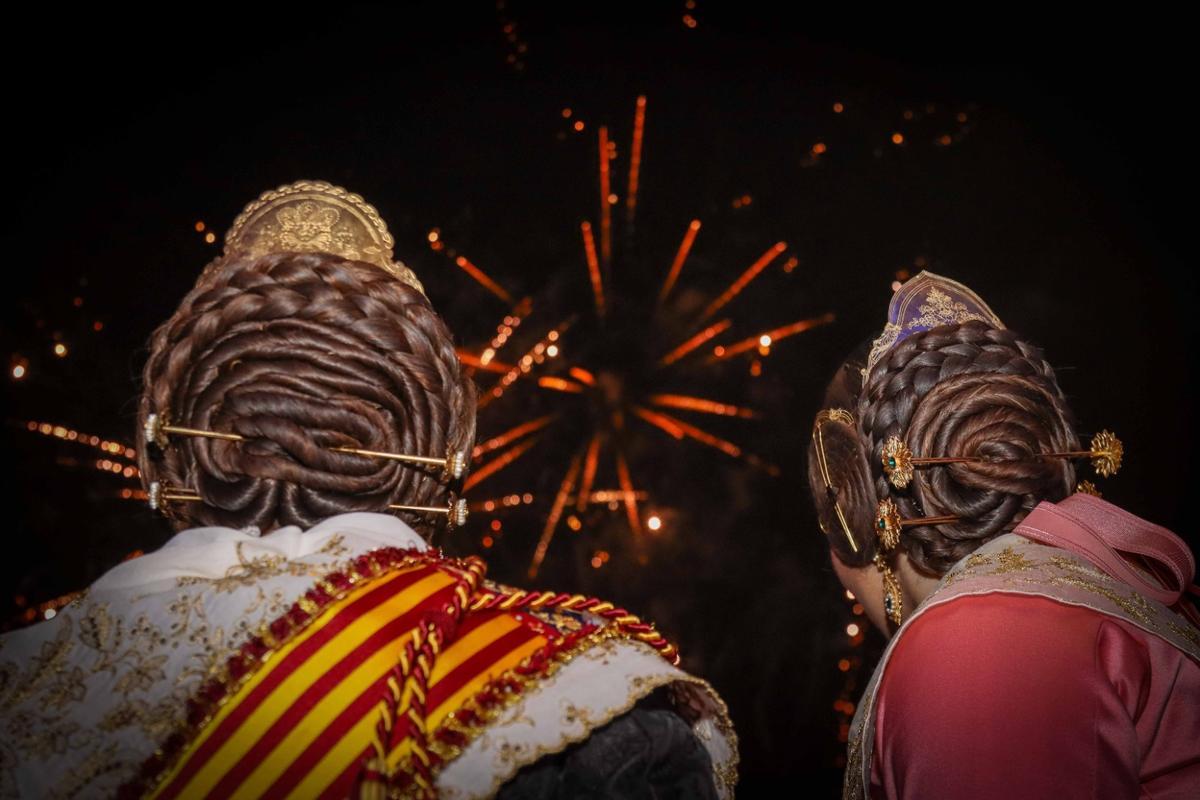 Las falleras en un castillo de fuegos artificiales.
