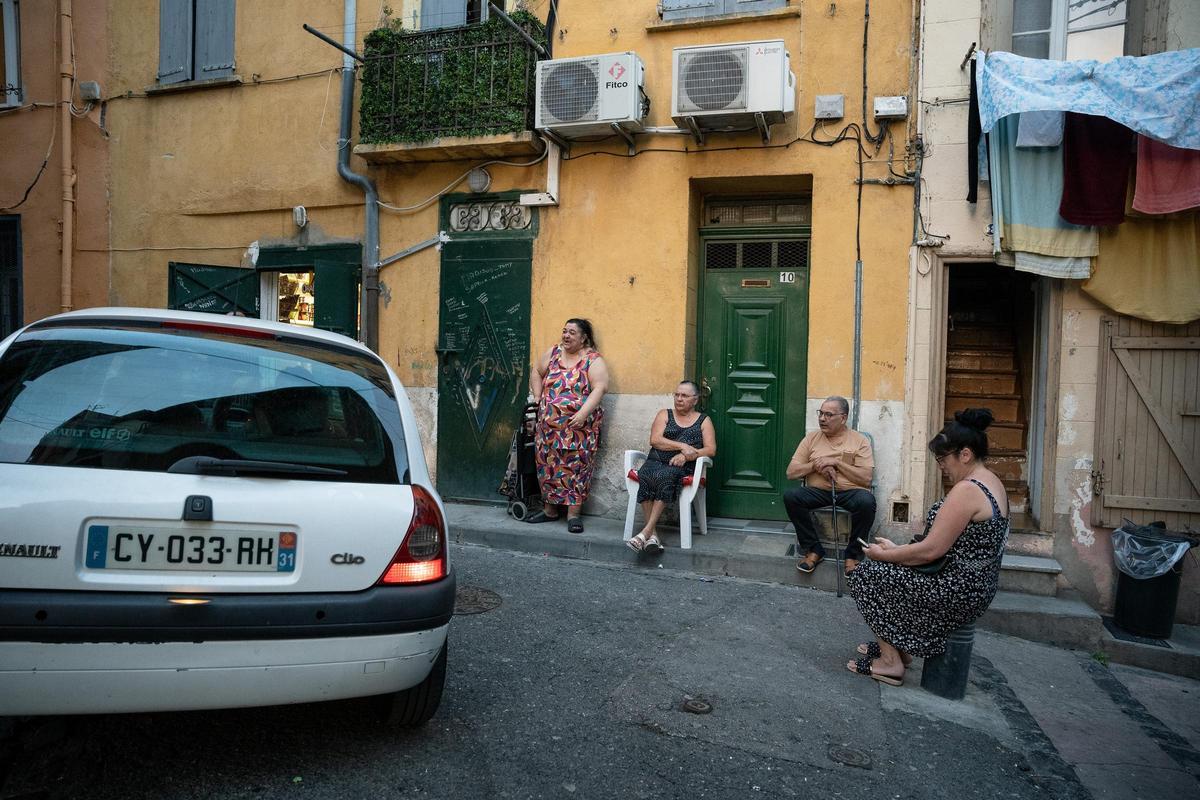 Vecinos en una calle del barrio de Sant Jaume