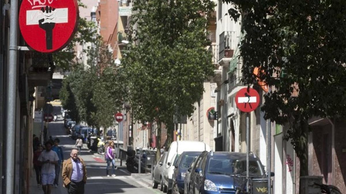 Dos señales manipuladas por Clet, en la calle de Torrent de l'Olla, ayer.