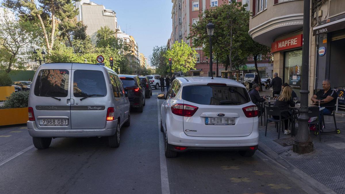 Coches circulando por el centro de València, en una imagen de archivo.