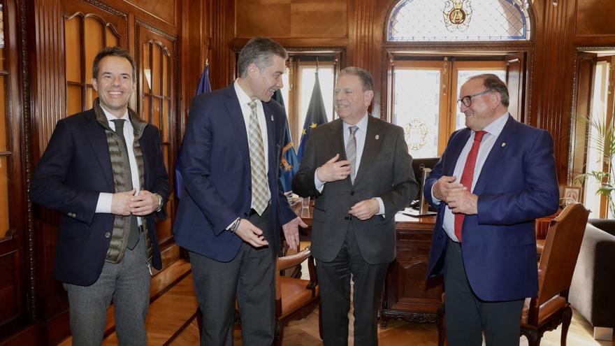 Por la izquierda, Nacho Cuesta, Martín Peláez, Alfredo Canteli y Paco Rubio, ayer, en el Ayuntamiento de Oviedo antes de la reunión. | Juan Plaza