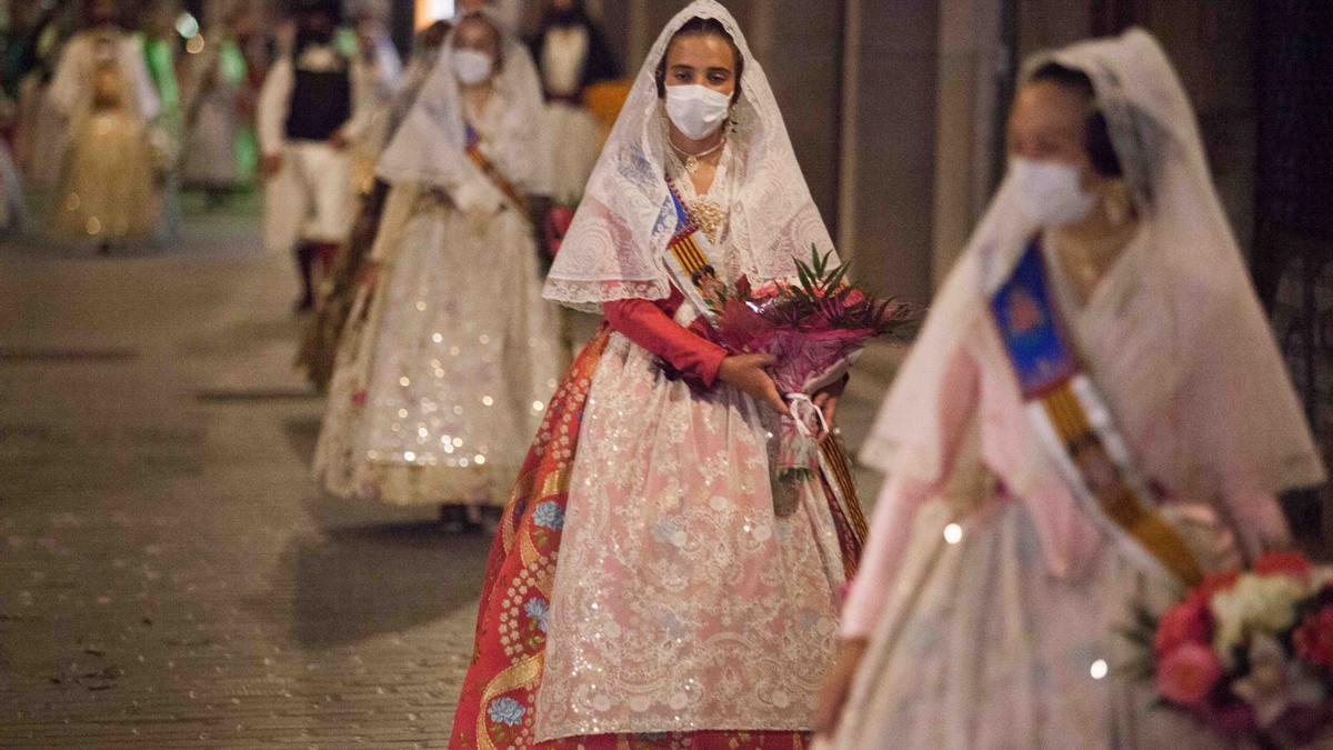 Llegada de la Fallera Mayor Infantil 2021 a la plaza de la Virgen en la Ofrenda