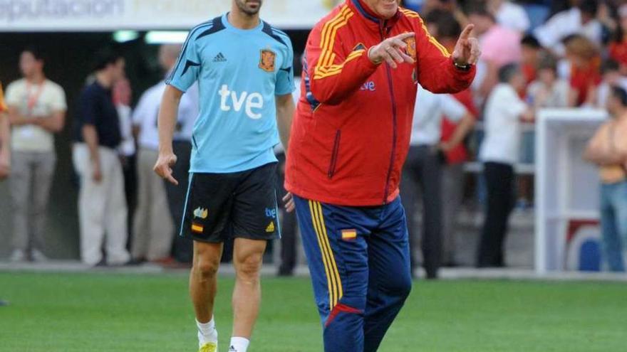 Vicente Del Bosque en el estadio de Pasarón en su visita con la selección en el año 2012. // G. Santos