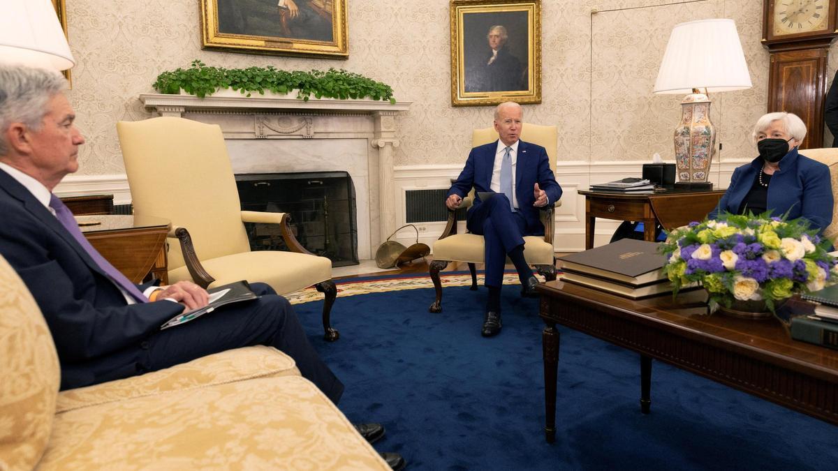 El presidente estadounidense Joe Biden se reúne con el presidente de la Reserva Federal, Jerome Powell, y la secretaria del Tesoro estadounidense, Janet Yellen, para hablar sobre economía en la Oficina Oval