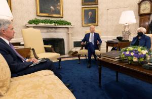 El presidente estadounidense Joe Biden se reúne con el presidente de la Reserva Federal, Jerome Powell, y la secretaria del Tesoro estadounidense, Janet Yellen, para hablar sobre economía en la Oficina Oval
