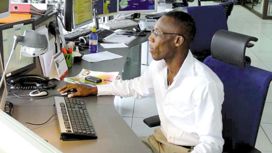 El oficial Pius Owusu, de Ghana, en el centro de control de la Autoridad Portuaria de Las Palmas. | la provincia / dlp