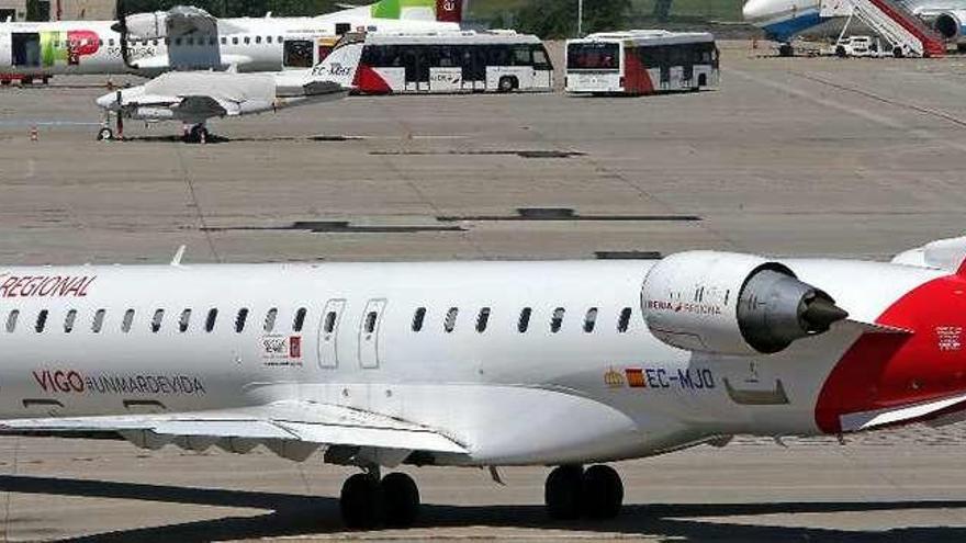 Un avión de Air Nostrum en Peinador como los que cubrirán la ruta con París. // Marta G. Brea