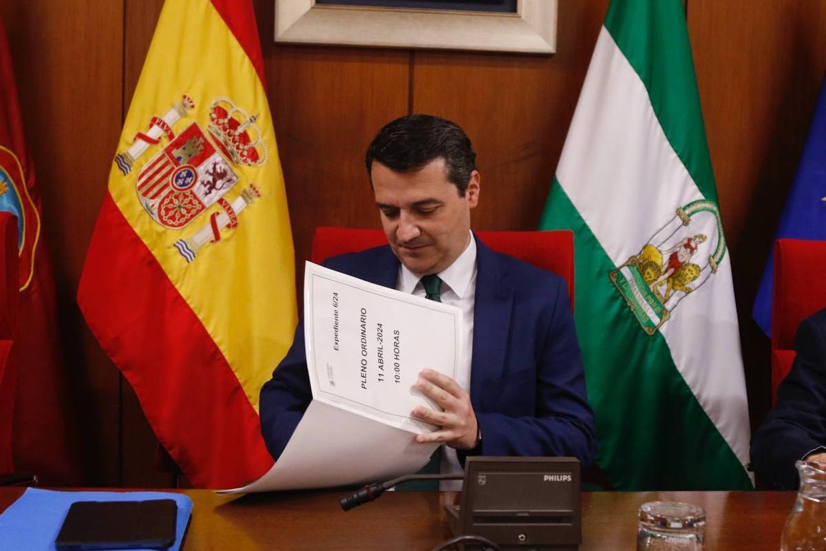 El alcalde de Córdoba observa el orden del día del pleno que se celebra este jueves en el Ayuntamiento de Córdoba.