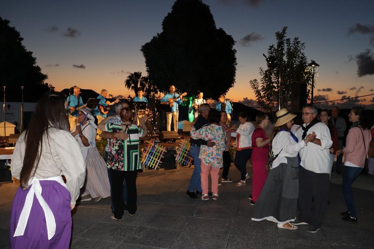 Yaiza llena sus calles de alegría, música y tradición el Día de Canarias.