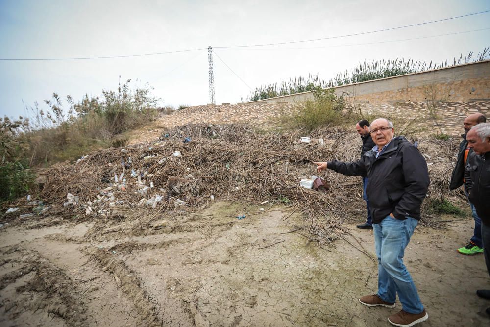 La Conselleria de Medio Ambiente y la CHS impulsan medidas para evitar la contaminación del Segura en la Vega Baja por sólidos flotantes.