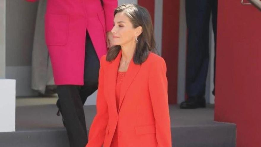 La reina Letizia apuesta por un &#039;total look&#039; en rojo para el desfile de las Fuerzas Armadas en Oviedo