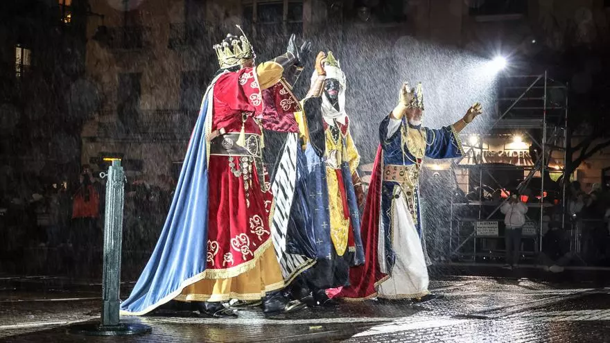 La Cabalgata de Alcoy desafía el mal tiempo