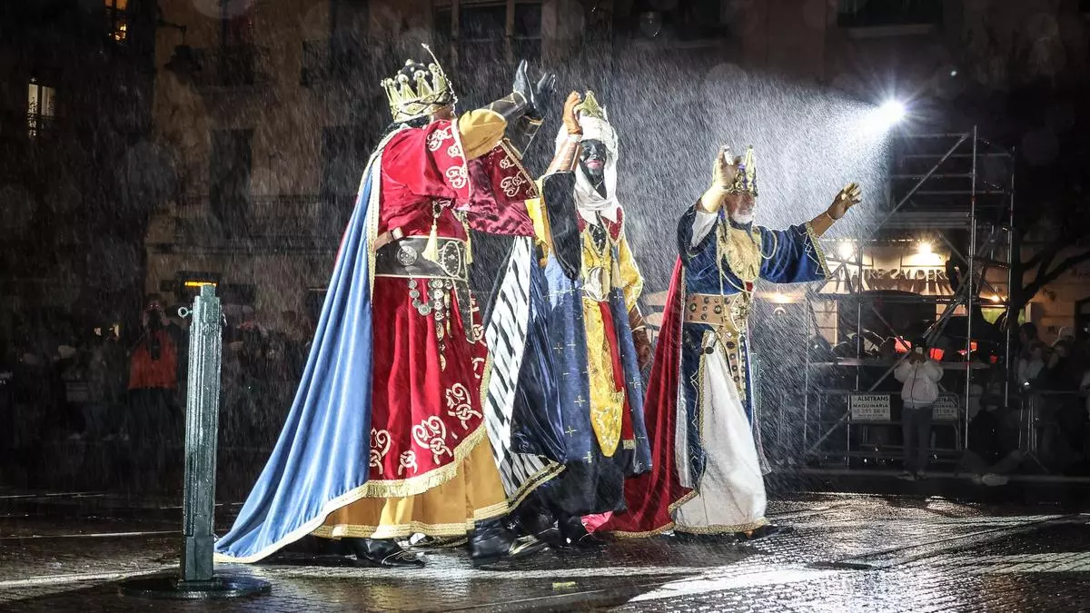 La magia de la Cabalgata de Alcoy puede con la lluvia y el frío