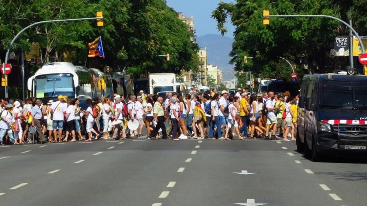 Las calles del centro de Barcelona se han llenado de participantes a la manifestación de la Diada, horas antes de su inicio.
