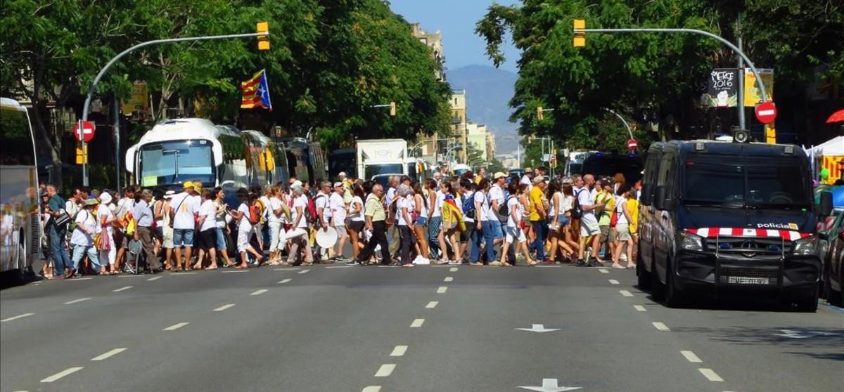 Las calles del centro de Barcelona se han llenado de participantes a la manifestación de la Diada, horas antes de su inicio.