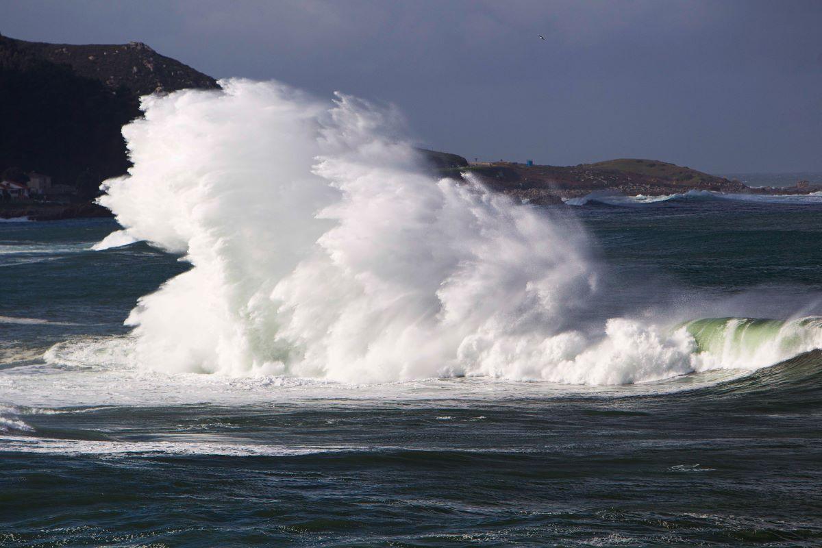 El primer aviso por este suceso alrededor de las 11.30 horas, cuando un particular alertó de que había una persona desmayada en el agua, al lado de la playa de Porto Senín.