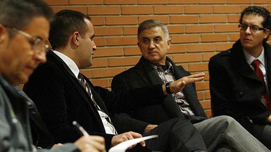 Los dirigentes del Elda Prestigio durante la reunión celebrada en Elda con los socialistas Jorge Alarte y Rubén Alfaro