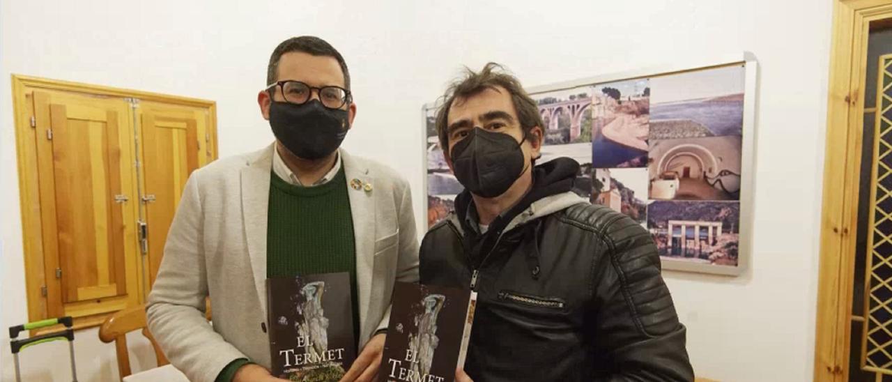 El edil Diego Vila y Julio García Robles presentó ayer su libro sobre el Termet, que puede descargarse gratis.