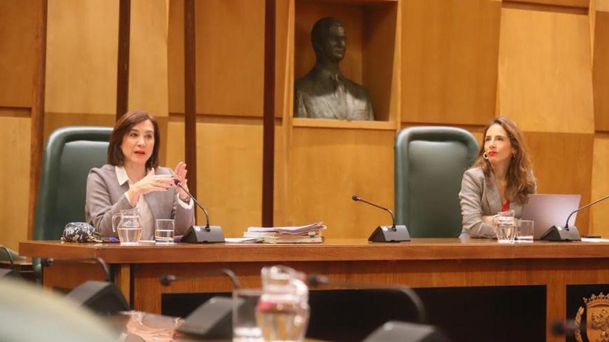 Sara Fernández y María Navarro, durante la comisión de esta mañana.